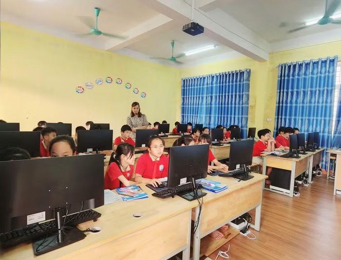 Phòng Tin học của nhà trường được trang bị đầy đủ các trang thiết bị cần thiết.