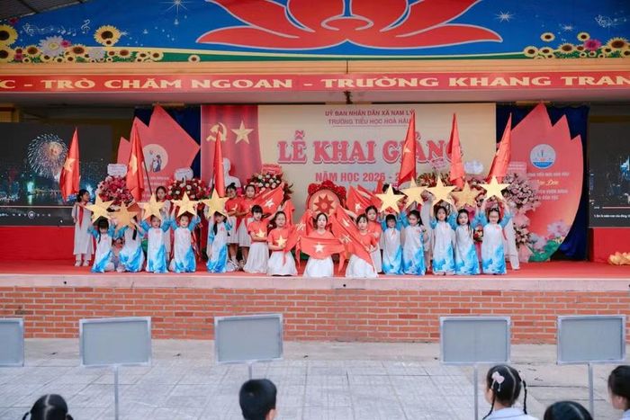 Tiết mục biểu diễn văn nghệ của học sinh nhà trường tại lễ khai giảng năm học mới 2026-2027.