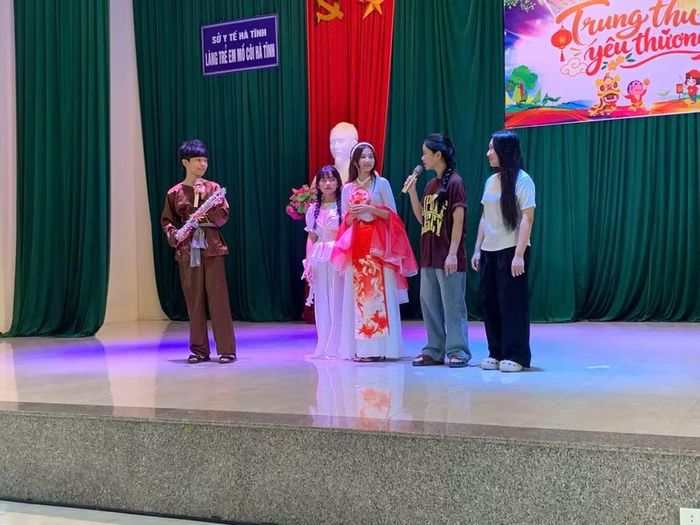 Hoạt động giao lưu trên sân khấu chương trình Trung thu mang đến không khí vui tươi cho thiếu nhi. ﻿(Ảnh: CLB cung cấp)