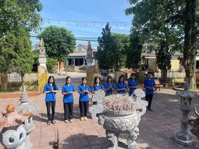Hoạt động đền ơn đáp nghĩa của các thành viên CLB. ﻿Ảnh: CLB cung cấp.