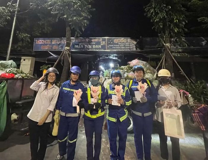  Các thành viên CLB lưu lại kỷ niệm cùng những người lao động sau khi trao hoa tri ân. ﻿(Ảnh: CLB cung cấp) 