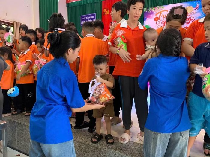  Những phần quà được trao tận tay các em nhỏ trong hoạt động cộng đồng. ﻿(Ảnh: CLB cung cấp) 