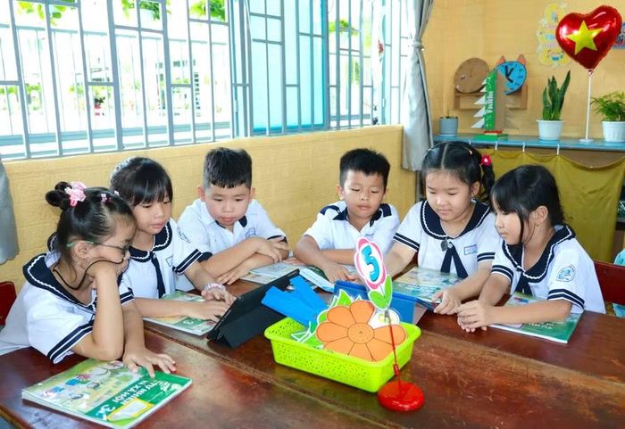 Hoạt động học tập của học sinh Trường Tiểu học Thuận Kiều (phường Đông Hưng Thuận).
