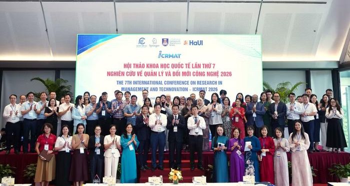 Đại biểu chụp ảnh lưu niệm tại chương trình hội thảo.