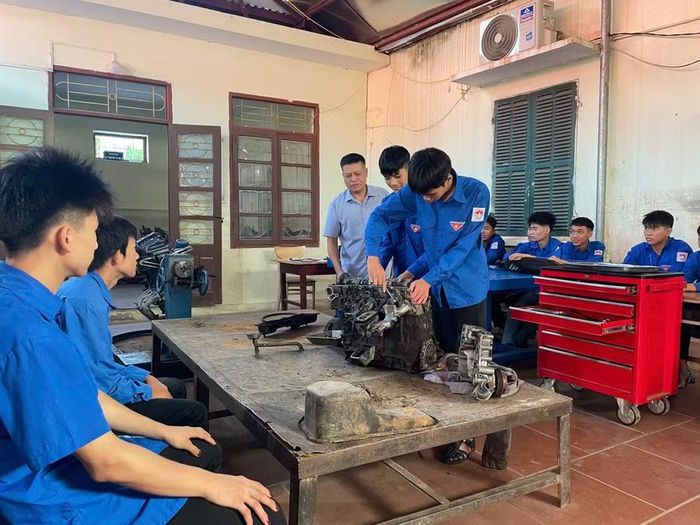 Sau thời gian học văn hóa, học sinh Trung tâm học nghề tại xưởng thực hành của nhà trường.