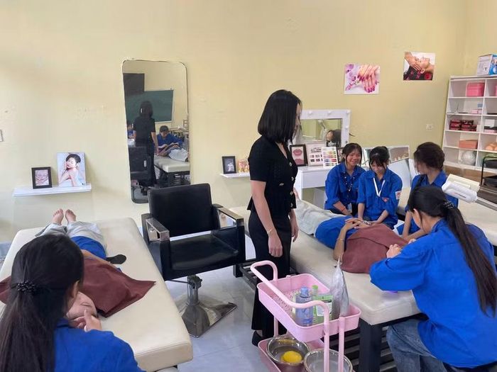 Học sinh Trung tâm học nghề Chăm sóc sắc đẹp.