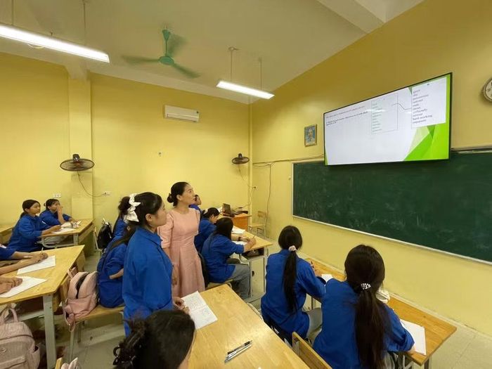 Học sinh Trung tâm trong giờ học văn hóa.