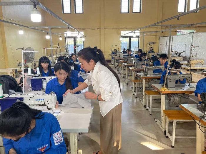 Học sinh tại Trung tâm trong giờ học nghề May thời trang.