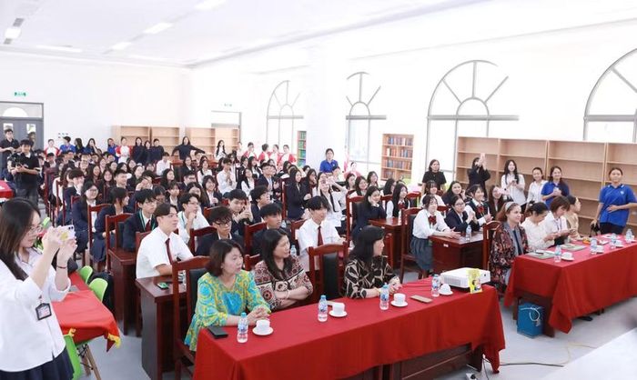 Chương trình gặp mặt, giao lưu thu hút nhiều học sinh tham gia.