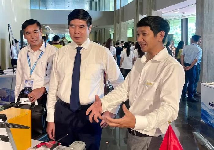 Ông Lâm Hải Giang (ở giữa) tham quan sản phẩm khởi nghiệp, khoa học - công nghệ và đổi mới sáng tạo.