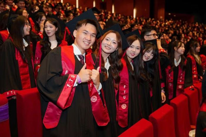 Tân cử nhân Trường Đại học Ngoại thương trong ngày nhận bằng tốt nghiệp. Ảnh: NTCC.