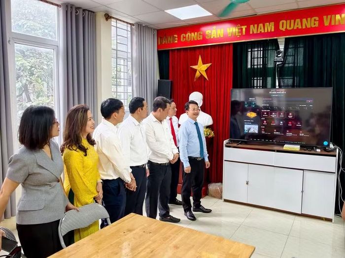Đại biểu tham quan mô hình thiết chế văn hóa tổ dân phố tại Nhà văn hóa tổ dân phố số 4.