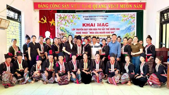 Ông Đỗ Thanh Tùng, Giám đốc Trung tâm Dịch vụ tổng hợp xã Mường Pồn (áo xanh) chụp ảnh lưu niệm với lớp truyền dạy di sản văn hóa phi vật thể quốc gia “Nghệ thuật múa của người Khơ Mú” do Trung tâm phối hợp với Bản Lĩnh tổ chức, thực hiện.