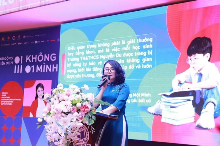 Nhà giáo Nguyễn Thị Lý nhấn mạnh tầm quan trọng của việc trang bị kỹ năng an toàn trên không gian số cho học sinh.