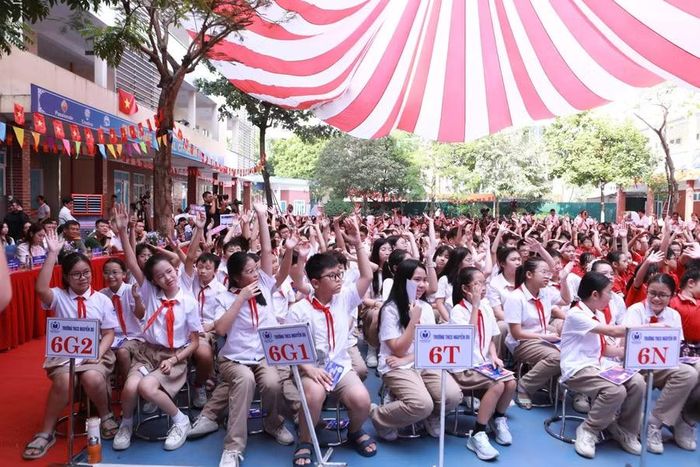 Các em cùng tham gia trả lời những câu hỏi được ban tổ chức đưa ra.