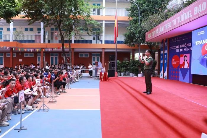Nhiều bài học quý giá về an toàn mạng được diễn giả chia sẻ tới học sinh.