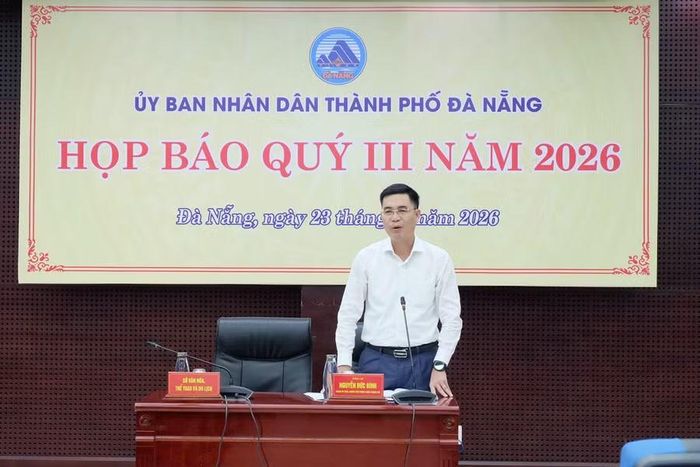 Ông Nguyễn Đức Bình, Chánh Văn phòng UBND TP Đà Nẵng, trao đổi tại buổi họp báo.