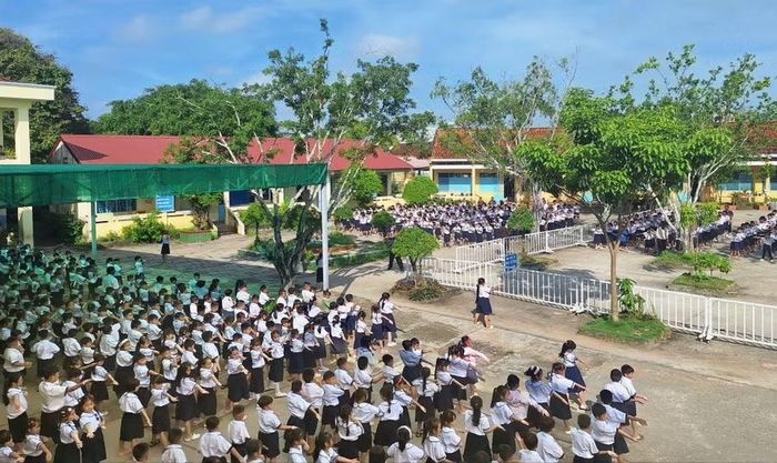 Học sinh Trường Tiểu học Phú Hòa (xã Phú Hòa, tỉnh An Giang) tập thể dục giữa giờ. Ảnh: TN.