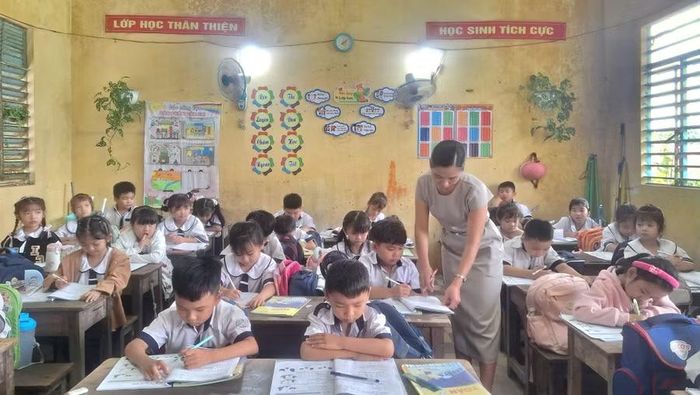 Tiết học trên lớp của cô và trò lớp 2A5. Ảnh: TN.