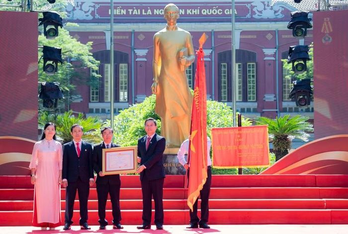 Trao tặng Huân chương Độc lập hạng Ba cho Trường THPT chuyên Quốc Học - Huế.