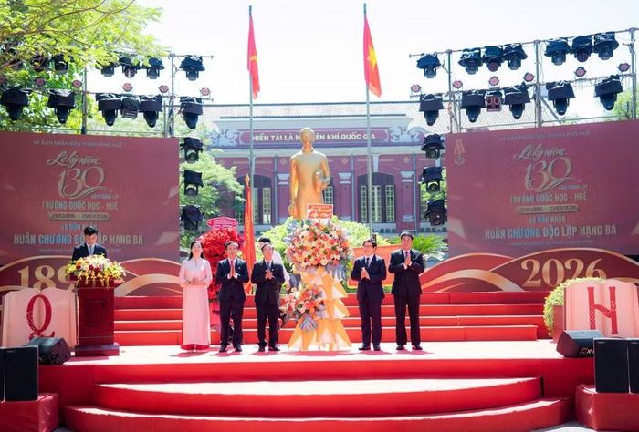 Nhà trường đón nhận lẵng hoa chúc mừng của Bộ trưởng Bộ GD&ĐT Hoàng Minh Sơn.