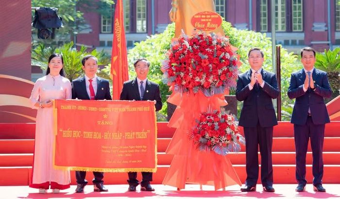 TP Huế tặng hoa và trướng chúc mừng nhà trường.
