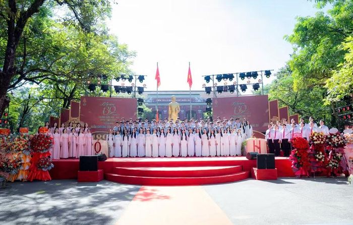 Tiết mục văn nghệ của giáo viên, học sinh nhà trường trong lễ kỷ niệm 130 năm thành lập.