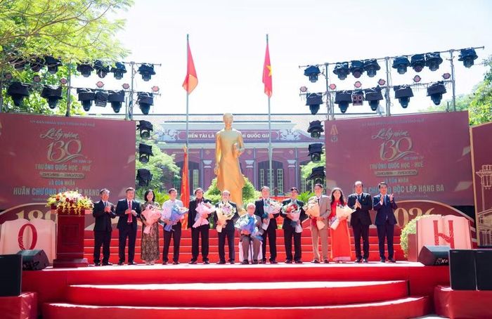 Tặng hoa tri ân các cựu Hiệu trưởng nhà trường.