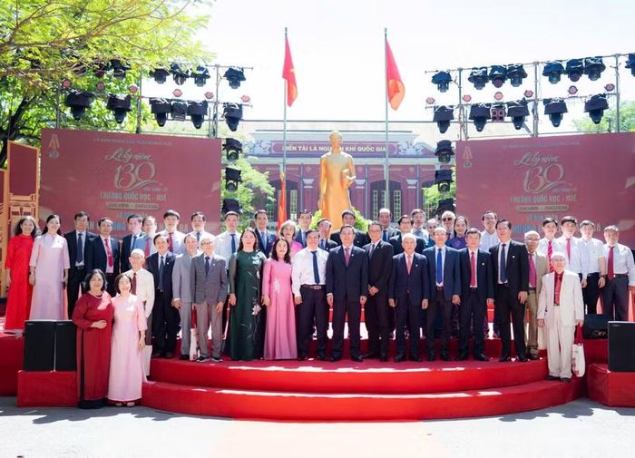 Các lãnh đạo chụp ảnh lưu niệm cùng nhà trường tại buổi lễ.