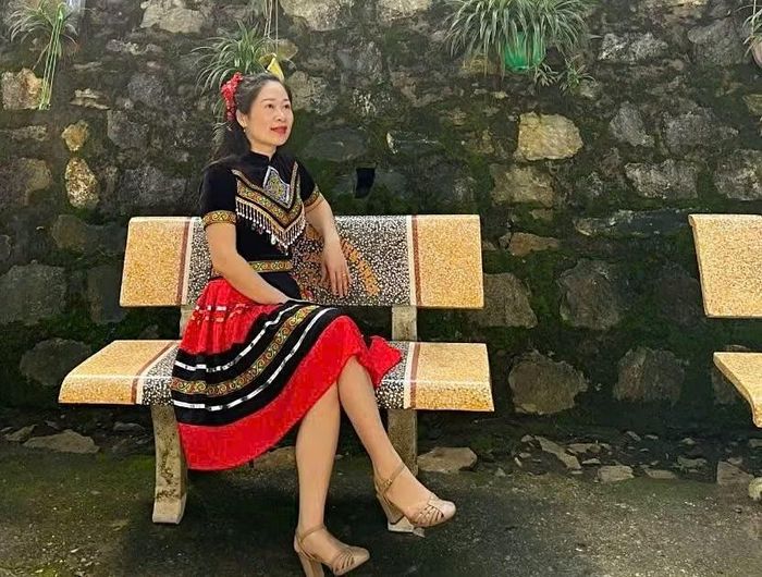 Cô Hoàng Thị Xa, Tổng phụ trách Đội Trường PTDTBT THCS Mường Pồn trong trang phục truyền thống.