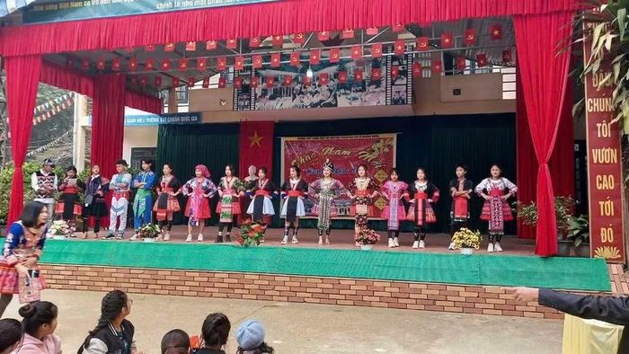 Học sinh nhà trường tự hào trong trang phục truyền thống.