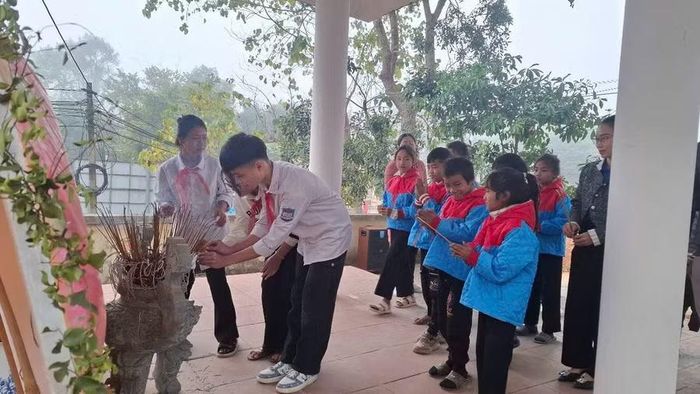 Thầy trò nhà trường tổ chức dâng hương tại Đài tưởng niệm.