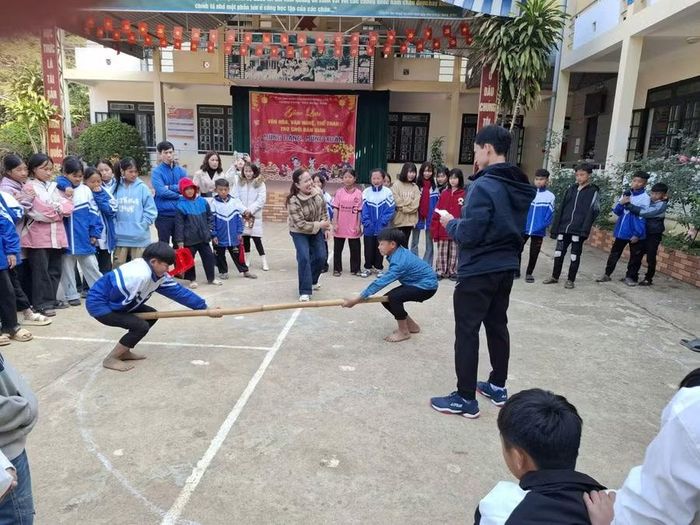 Học sinh các lớp thi đẩy gậy trong Ngày hội văn hóa do nhà trường tổ chức.