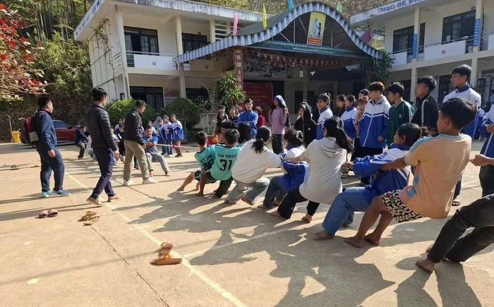 Học sinh nhà trường thi kéo co.