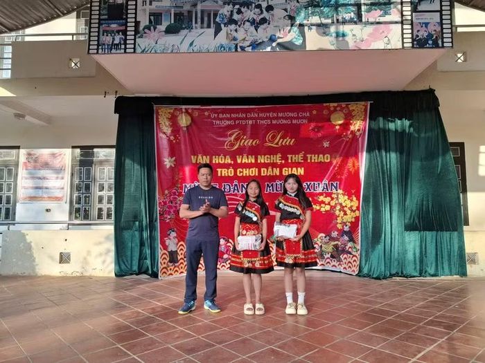 Trao thưởng cho học sinh có thành tích.