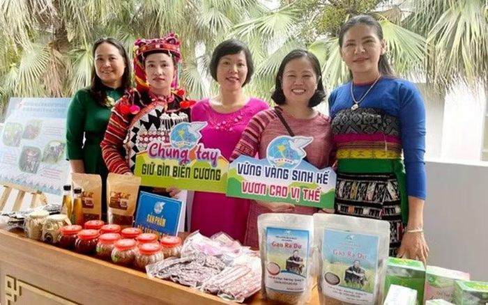 Phụ nữ đồng bào dân tộc thiểu số miền núi trưng bày các sản phẩm từ mô hình sinh kế vùng biên giới. Ảnh minh họa/internet.