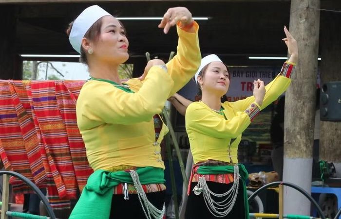 Hỗ trợ thông tin và sinh kế giúp phụ nữ dân tộc thiểu số thoát nghèo. Ảnh: Vietnam.net