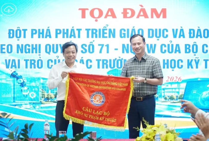 Ông Thái Anh Tuấn - Hiệu trưởng Trường Đại học Công nghệ Kỹ thuật Vinh trao cờ Câu lạc bộ khối sư phạm kỹ thuật cho ông Nguyễn Huy Bằng, Hiệu trưởng Trường Đại học Sư phạm Kỹ thuật Nam Định, đơn vị đăng cai tổ chức tọa đàm năm 2027. Ảnh: Hồ Lài