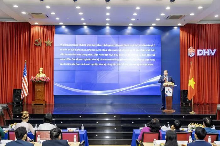 Nguyên Đại sứ Marc E. Knapper chia sẻ tại chương trình.
