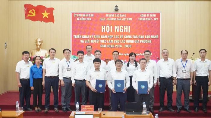 Trường Cao đẳng Than - Khoáng sản Việt Nam, xã Hồng Thu (Lai Châu) và Công ty Than Thống Nhất ký hợp tác tuyển sinh, đào tạo nhân lực.