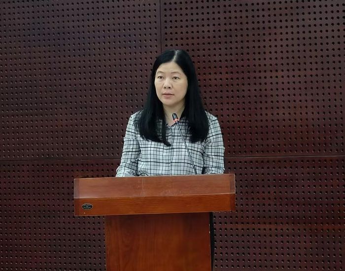 Bà Lê Thị Bích Thuận, Giám đốc Sở GD&ĐT TP Đà Nẵng thông tin tại buổi họp báo.