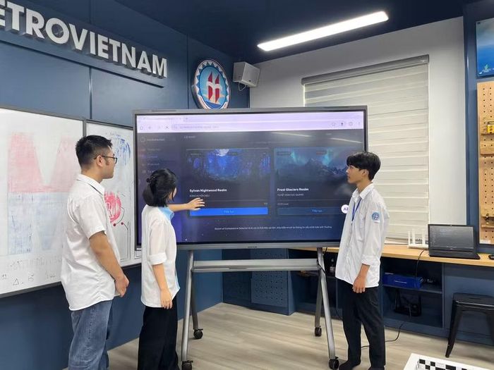 Thành viên đội tuyển dự thi giới thiệu về dự án.
