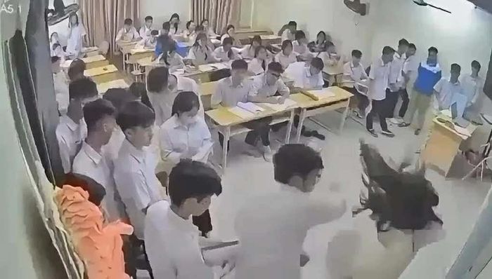 Hình ảnh chụp từ màn hình camera ghi lại sự việc nam sinh tấn công cô giáo tại THPT Mạc Đĩnh Chi, Hà Nội.