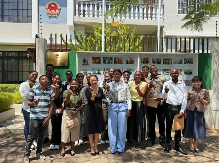 Đại sứ, các tân sinh viên và đại biểu chụp ảnh chung. (Nguồn: ĐSQ Việt Nam tại Mozambique)