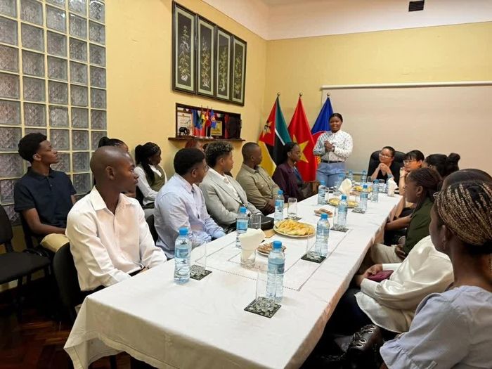 Đại sứ Việt Nam tại Mozambique Trần Thị Thu Thìn gặp mặt các sinh viên Mozambique trước khi sang Việt Nam nhập học năm học 2026 - 2027. (Nguồn: ĐSQ Việt Nam tại Mozambique)