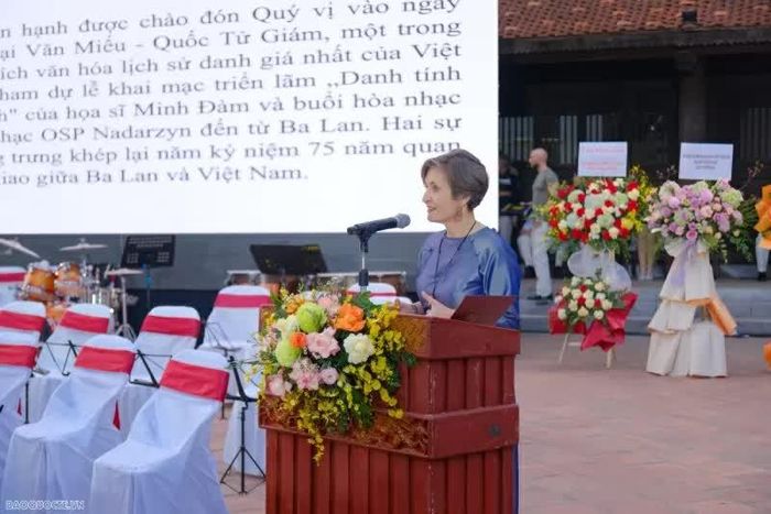 Đại sứ Ba Lan tại Việt Nam Joanna Skoczek phát biểu tại lễ khai mạc triển lãm “Danh tính hình thành” - sự kiện đánh dấu kết thúc chuỗi hoạt động kỷ niệm 75 năm thiết lập quan hệ ngoại giao Việt Nam-Ba Lan (1950-2025). (Ảnh: Ngọc Anh)