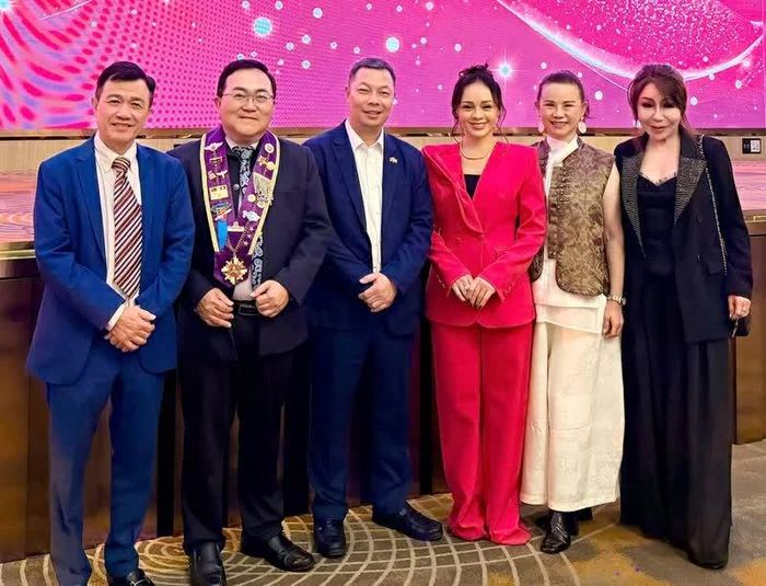 Ông Phùng Văn Thành, Tham tán Thương mại Việt Nam tại Malaysia; Tiến sĩ Frederick Yap, Chủ tịch IBF; bà Đặng Minh Anh, Chủ tịch IBF Việt Nam - Singapore cùng các đại biểu tham dự lễ ra mắt nền tảng.
