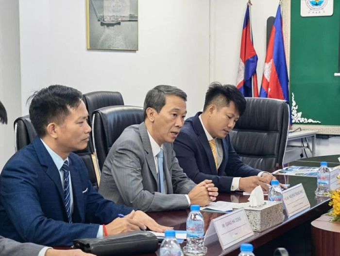 Tổng Lãnh sự Nguyễn Trung Hiếu bày tỏ sự ấn tượng trước sự phát triển mạnh mẽ của Cảng Tự trị Sihanoukville. (Nguồn: TLSQ Việt Nam tại Sihanoukville)