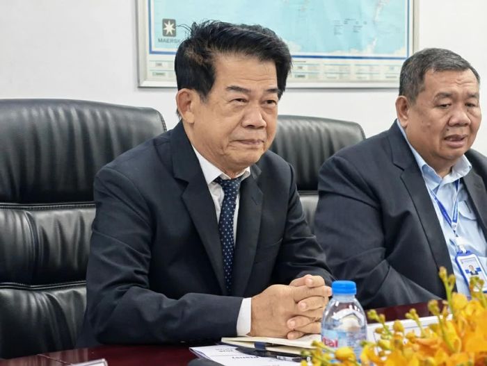 Chủ tịch, Giám đốc Điều hành Cảng Tự trị Sihanoukville Lou Kim Chhun cảm ơn sự quan tâm, giúp đỡ của Tổng Lãnh sự quán Việt Nam tại Sihanoukville. (Nguồn: TLSQ Việt Nam tại Sihanoukville)