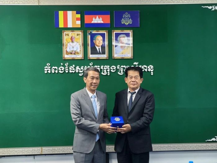 Tổng Lãnh sự Nguyễn Trung Hiếu và Chủ tịch, Giám đốc Điều hành Cảng Tự trị Sihanoukville Lou Kim Chhun tặng quà lưu niệm. (Nguồn: TLSQ Việt Nam tại Sihanoukville)